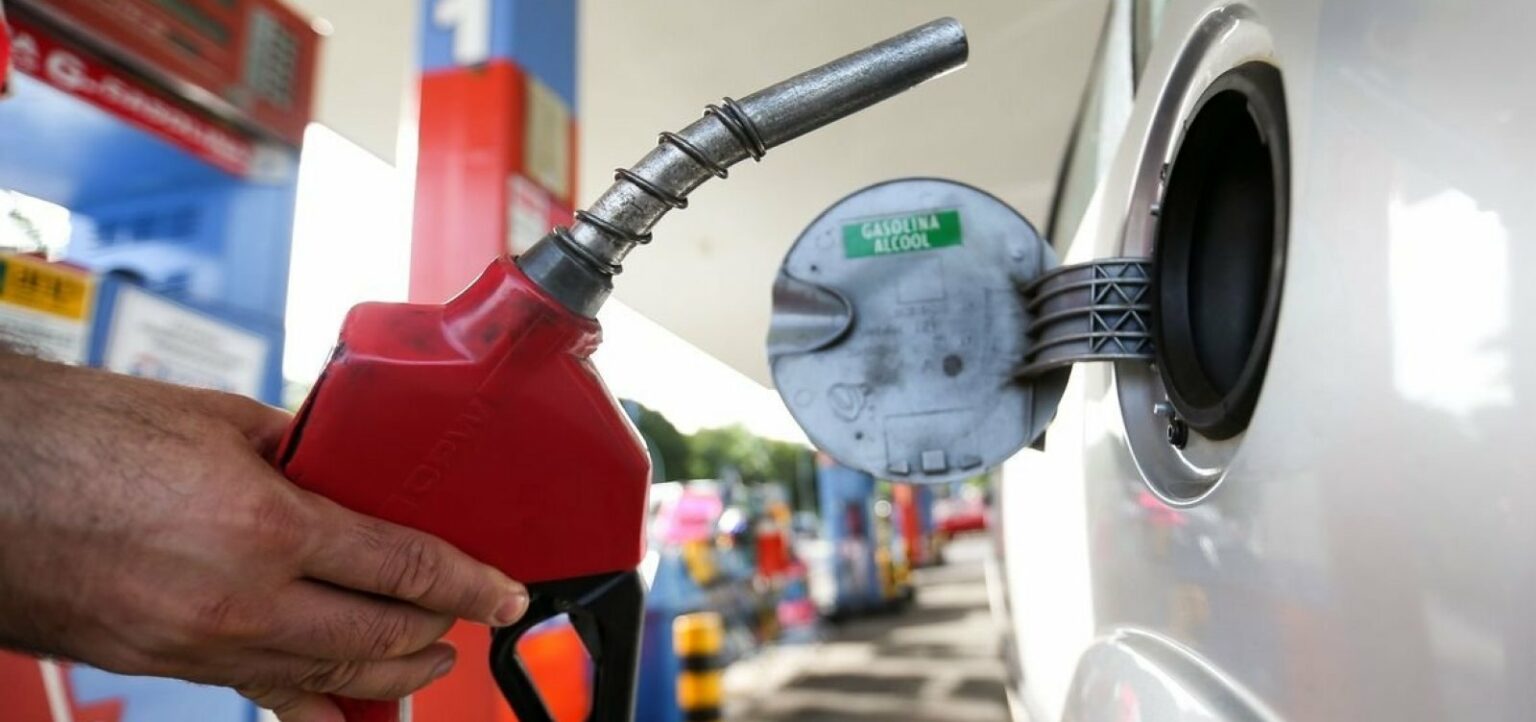 123928encher-o-tanque-de-gasolina-no-brasil-consome-33-do-salario-minimo-3-1536x722